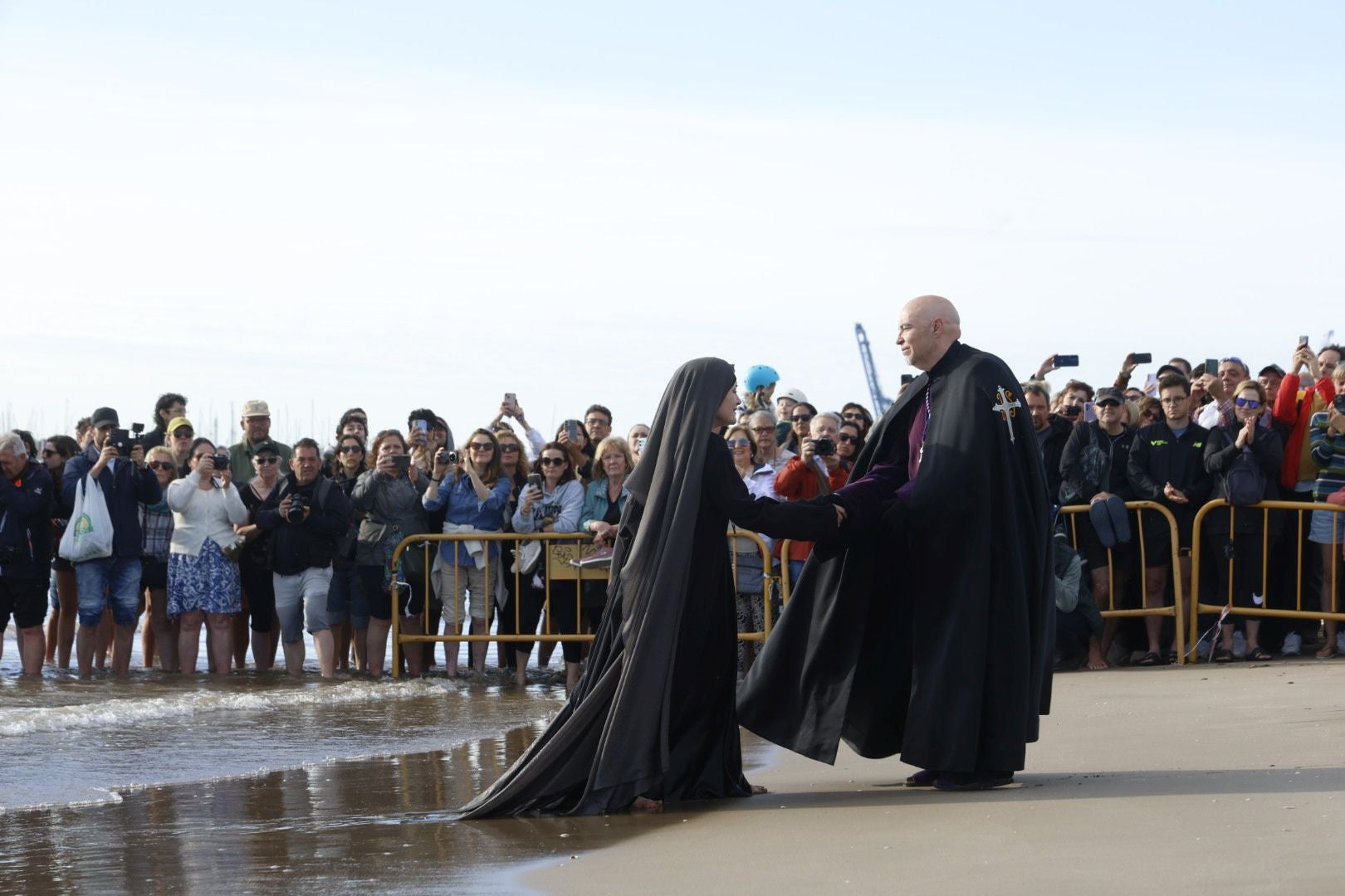 Las fotos del encuentro de los Cristos junto a la playa de Valencia