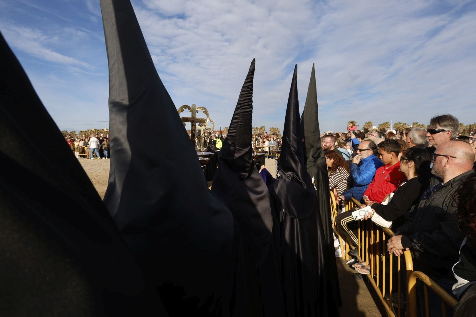 Las fotos del encuentro de los Cristos junto a la playa de Valencia