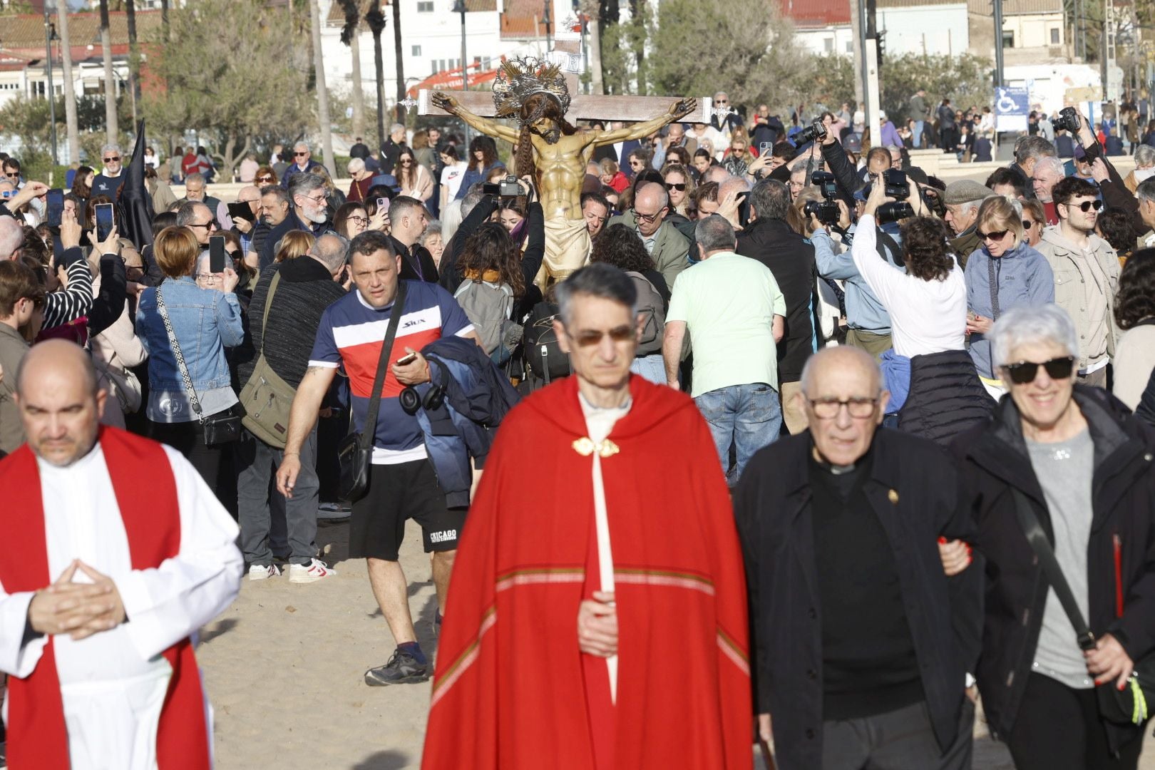 Las fotos del encuentro de los Cristos junto a la playa de Valencia