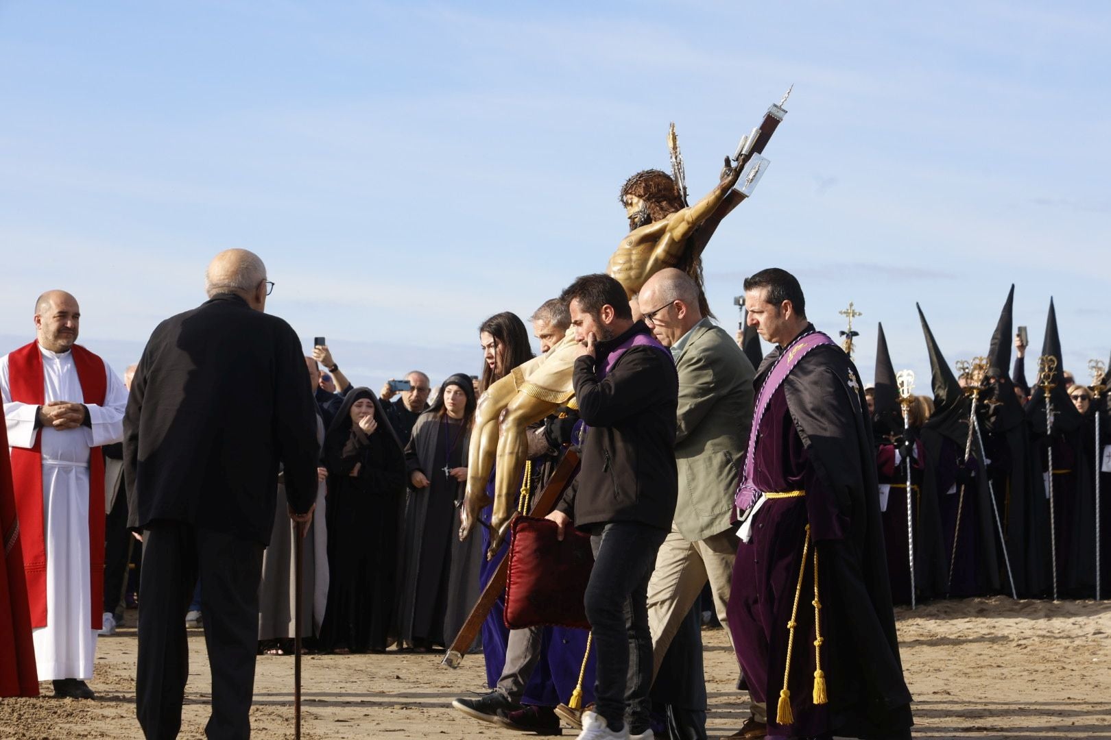 Las fotos del encuentro de los Cristos junto a la playa de Valencia