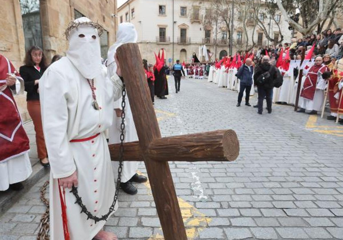 Preso indultado, en una procesión, en una imagen de archivo.