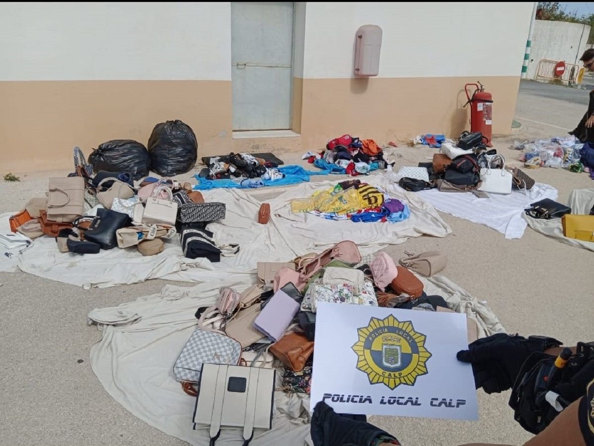 Intervenidos más de 700 artículos falsificados a vendedores ambulantes ilegales en playas de Calp