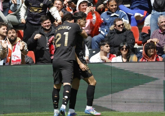 Jesús Vázquez y Diego López celebran el gol de Sadiq en Vallecas.