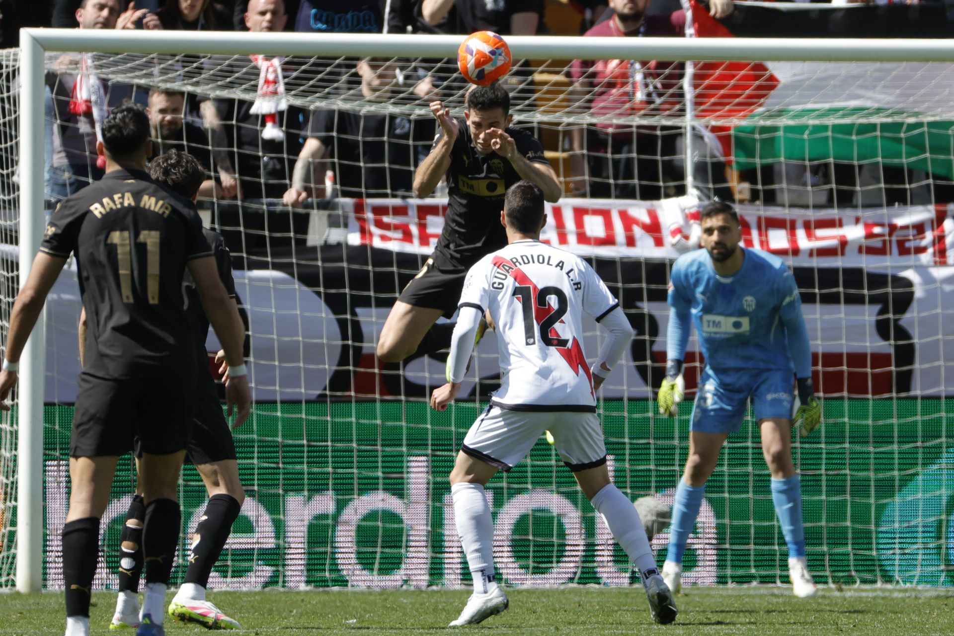 FOTOS | El Valencia CF pesca un punto ante el Rayo