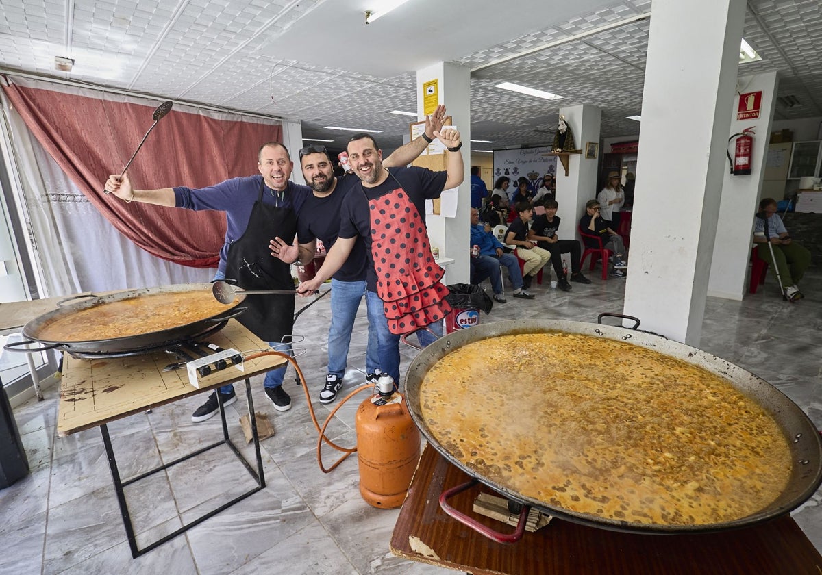 Miembros de una cofradía preparan una paella este Sábado de Gloria en Valencia.