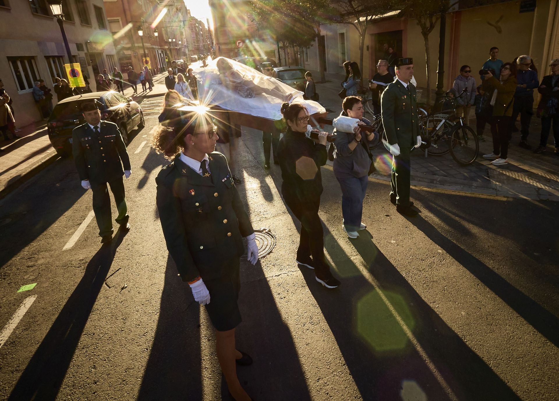 FOTOS | La figura del Cristo Yacente recorre las calles del Marítimo de Valencia