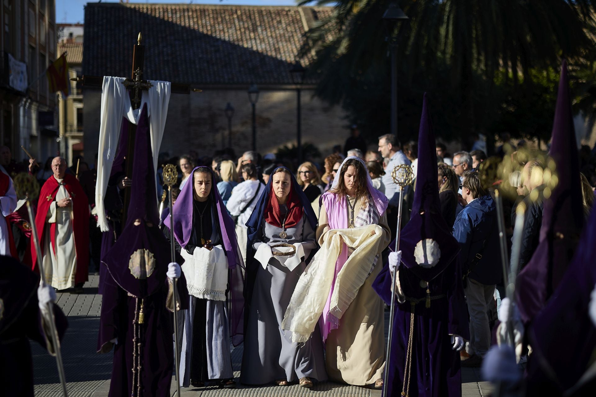 FOTOS | La figura del Cristo Yacente recorre las calles del Marítimo de Valencia