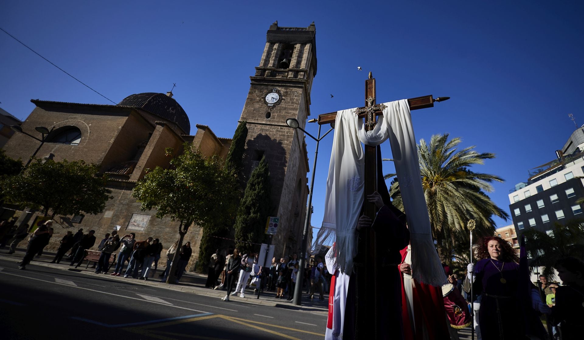 FOTOS | La figura del Cristo Yacente recorre las calles del Marítimo de Valencia