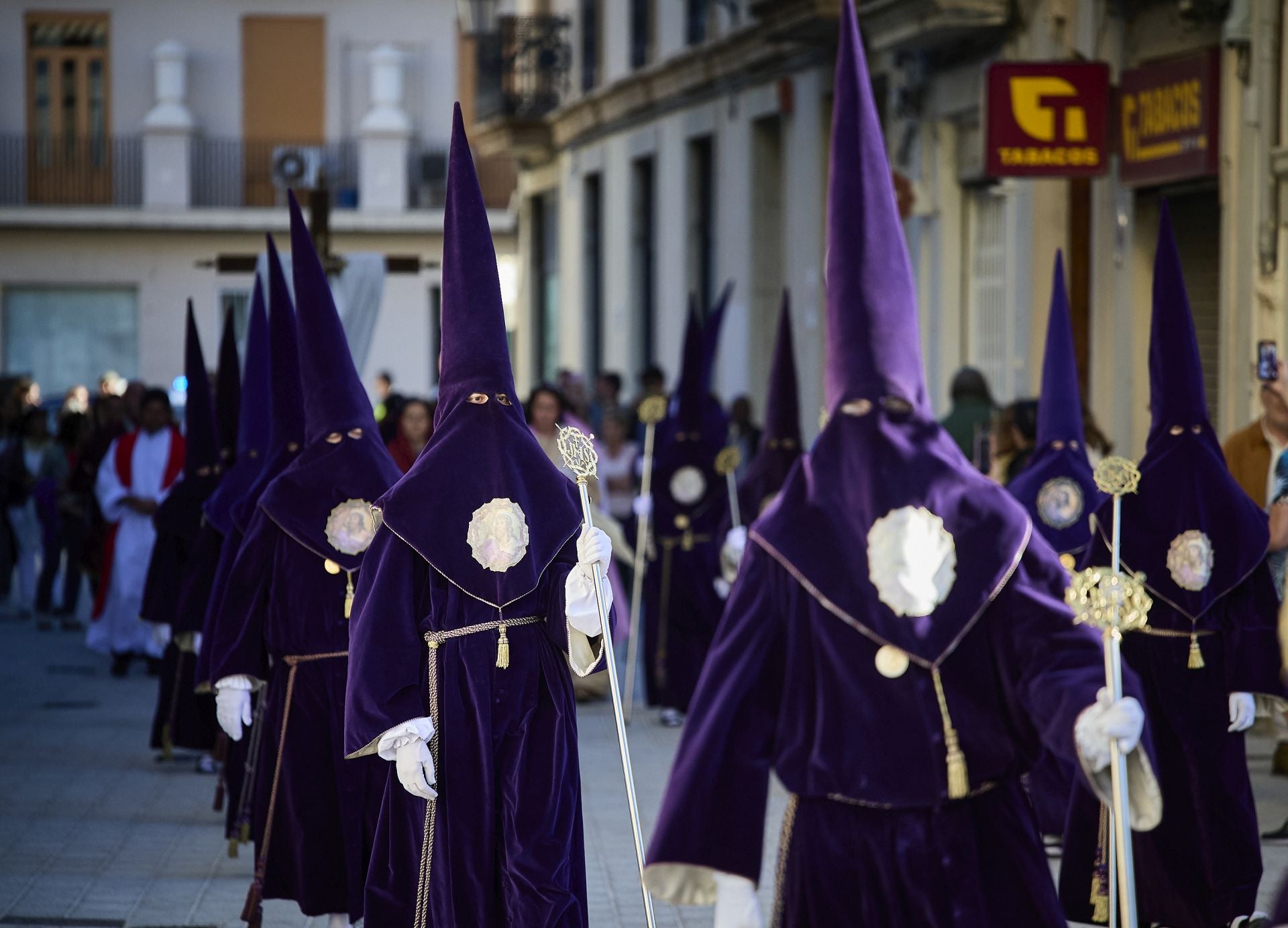 FOTOS | La figura del Cristo Yacente recorre las calles del Marítimo de Valencia