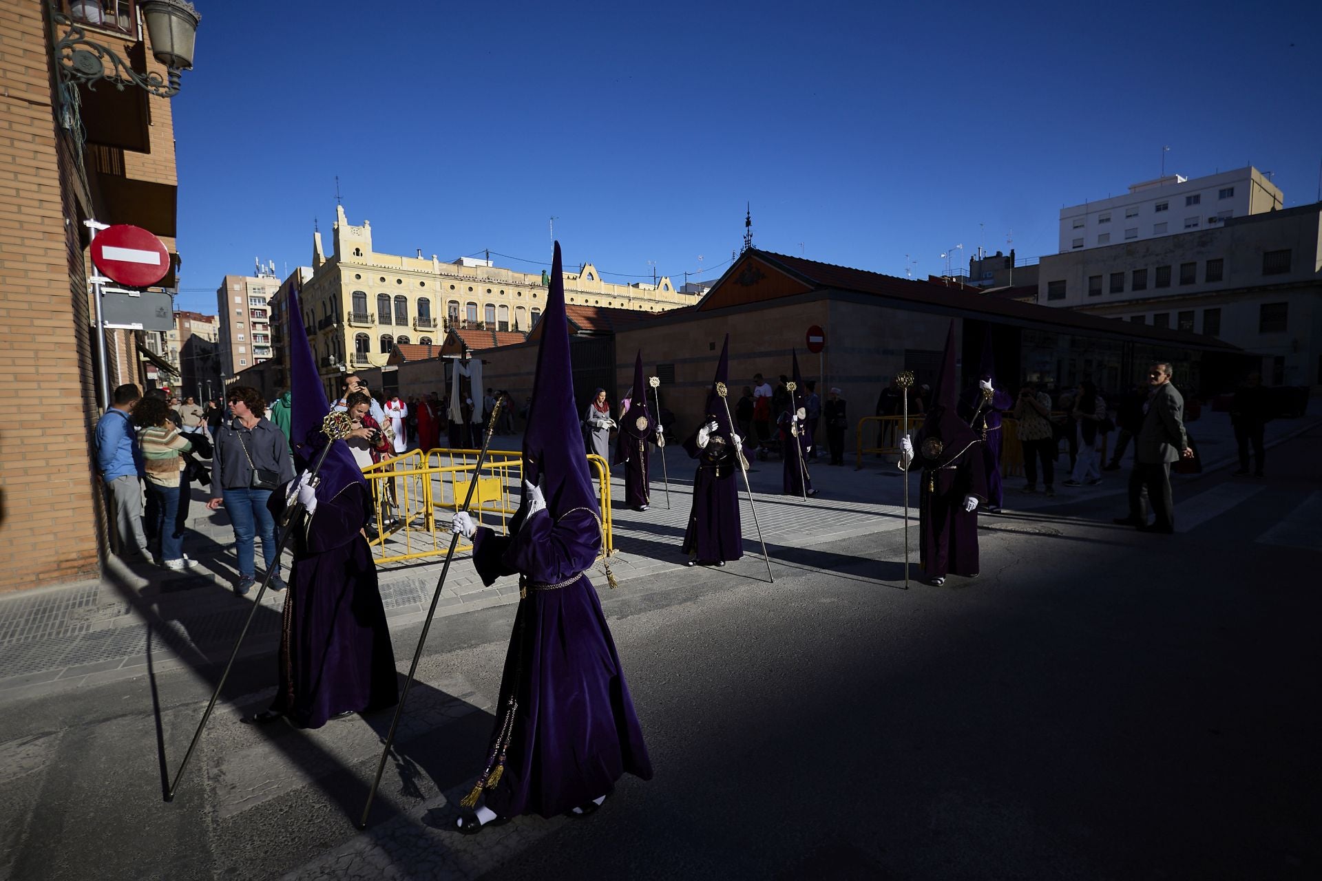 FOTOS | La figura del Cristo Yacente recorre las calles del Marítimo de Valencia