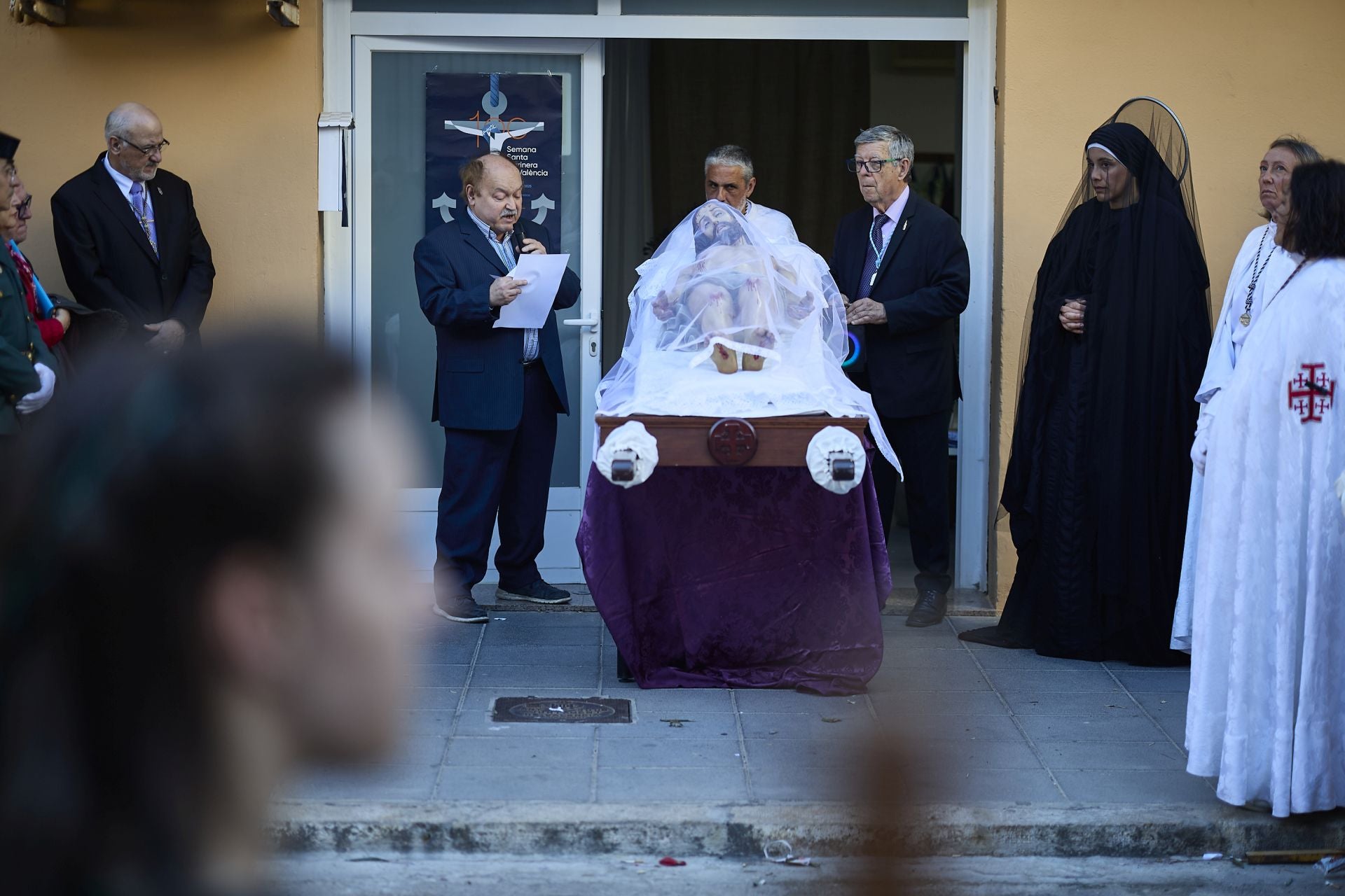 FOTOS | La figura del Cristo Yacente recorre las calles del Marítimo de Valencia