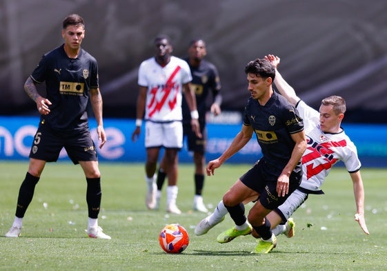 Andre Almeida, Jorge de Frutos y Enzo Barrenechea durante el partido.