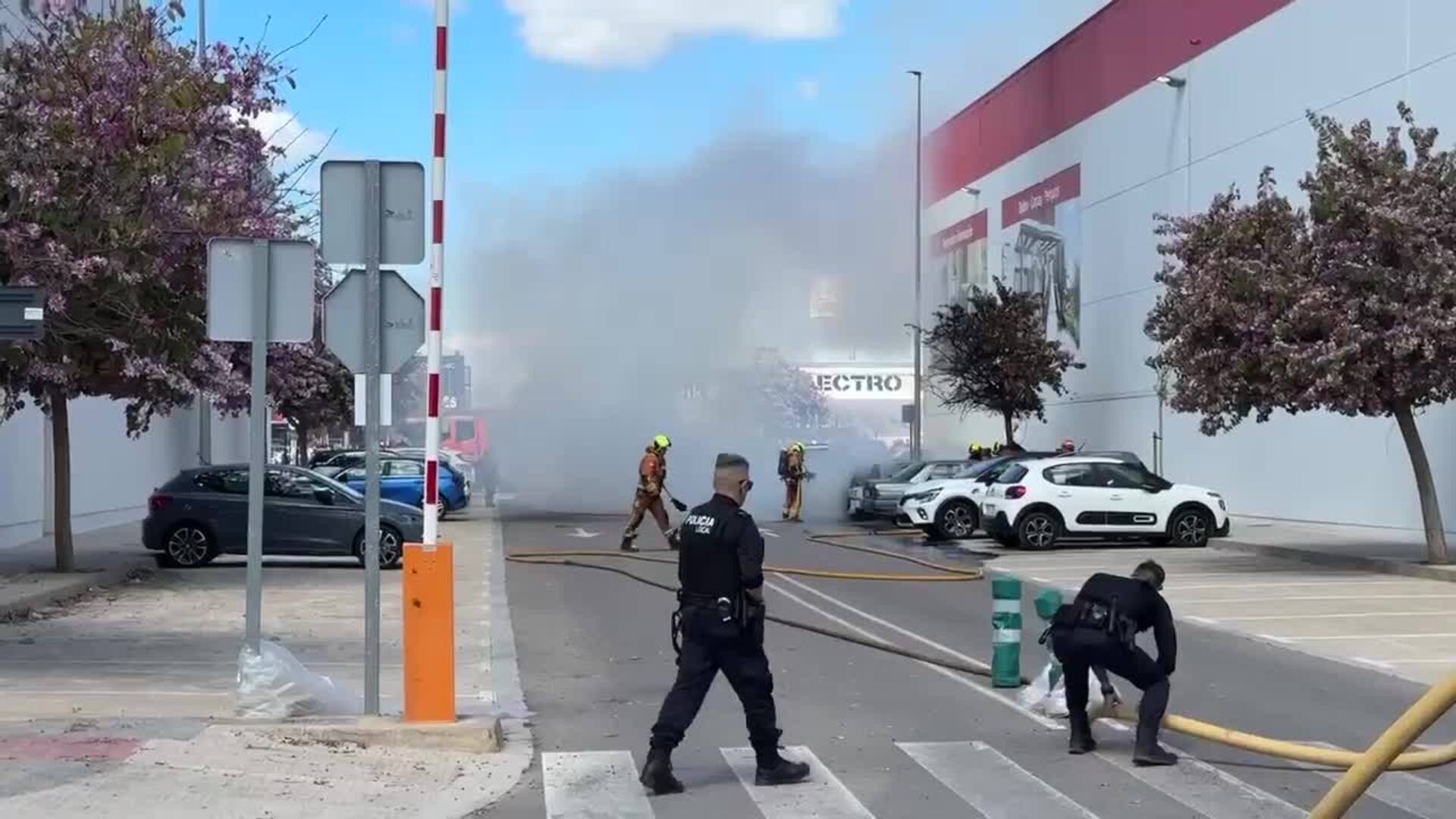 Incendio de coches en centro comercial de Alfafar