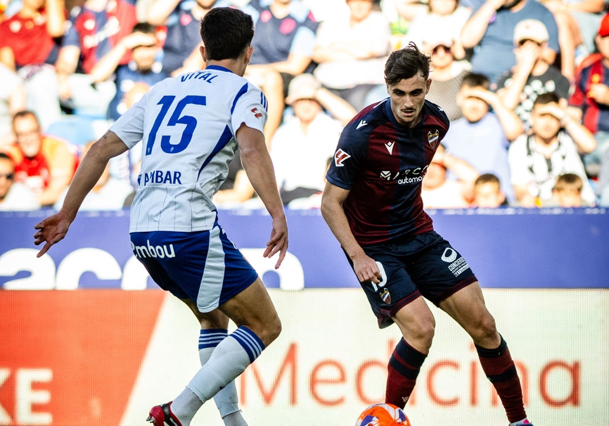 Álex Forés durante el partido contra el Zaragoza.
