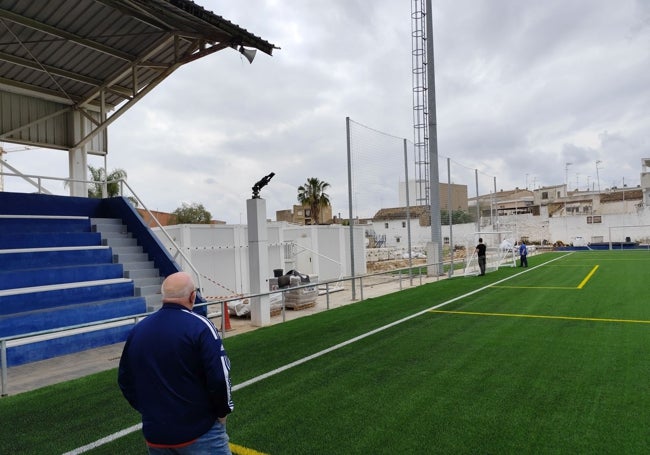 Pepe Villegas, en el rehabilitado campo del Polideportivo Jaume Ortí.
