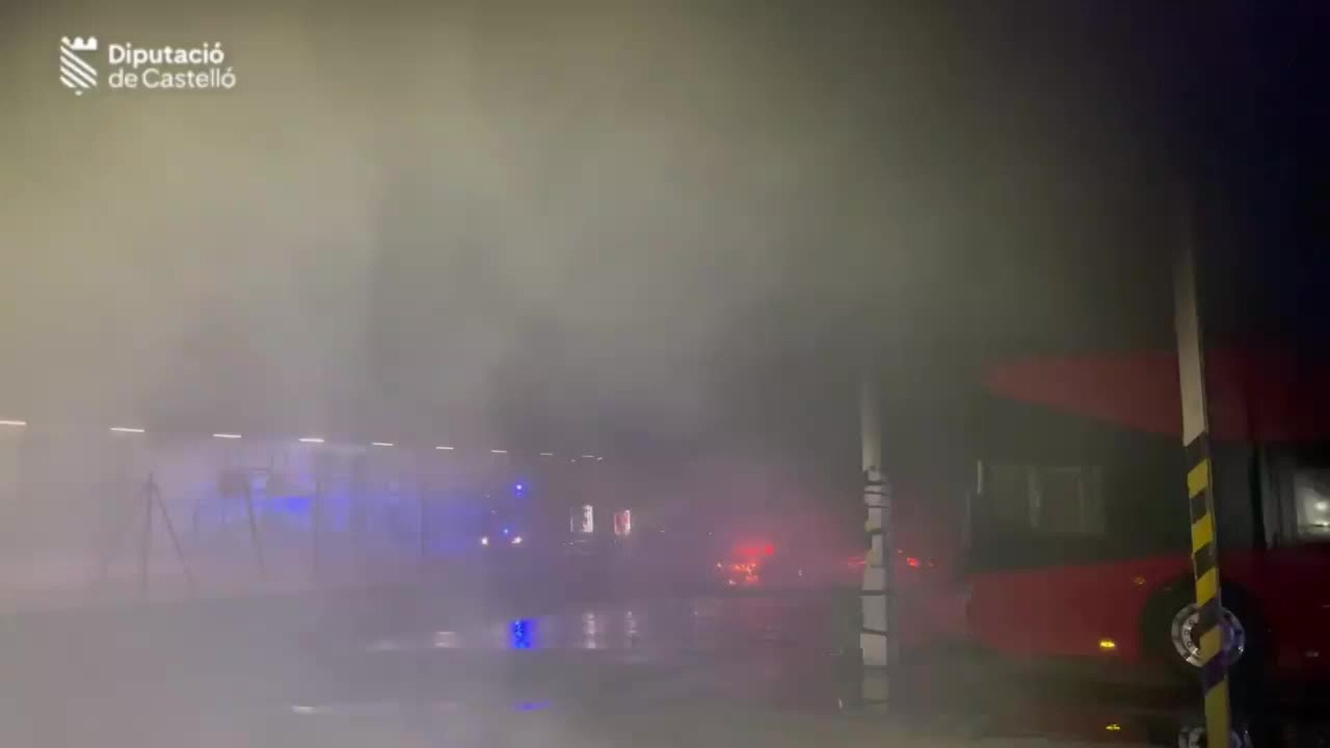 Un incendio calcina 5 autobuses y varios coches en una empresa de La Vall d'Uxó (Castellón)