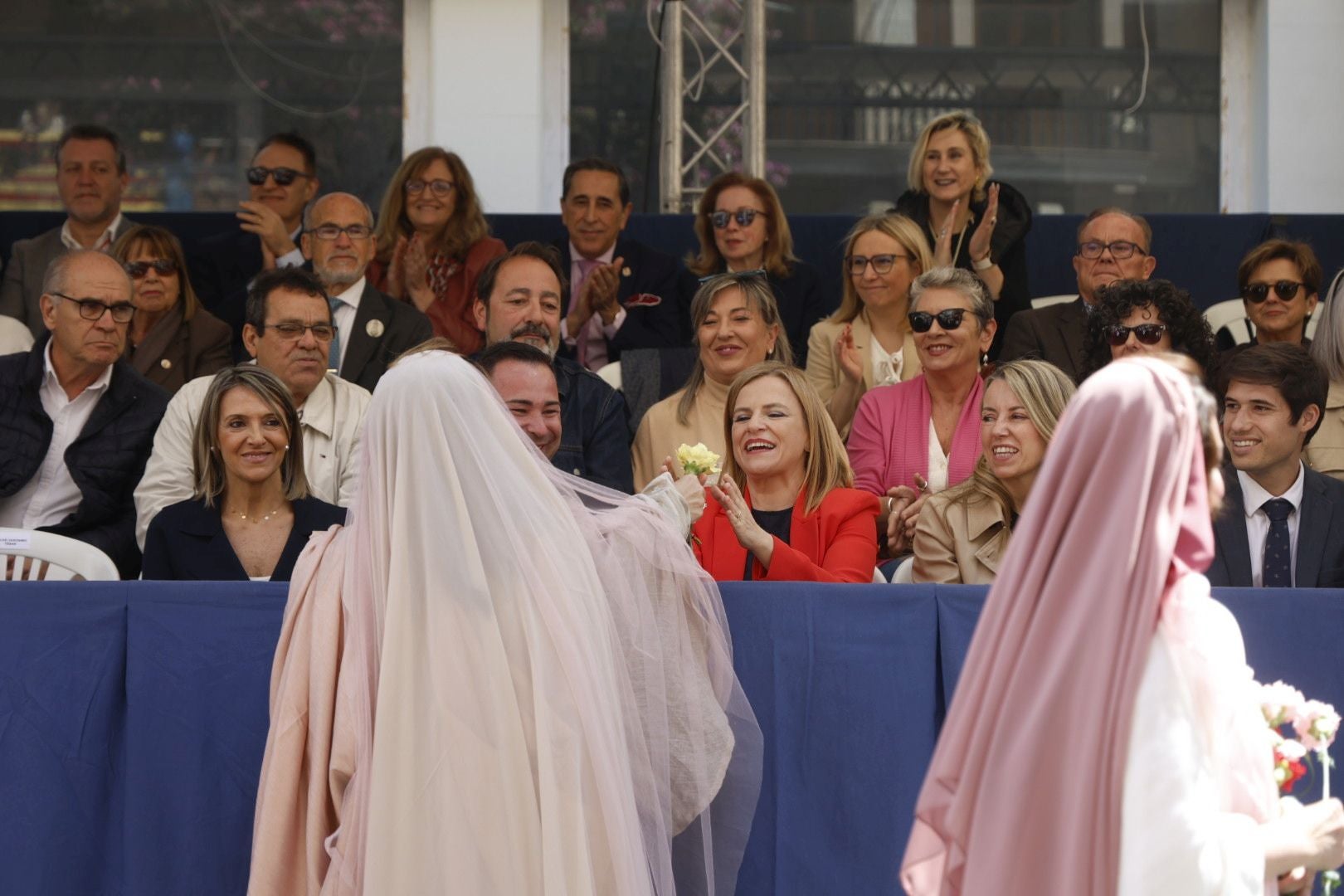 El desfile de Resurrección pinta de color y fiesta el Cabanyal