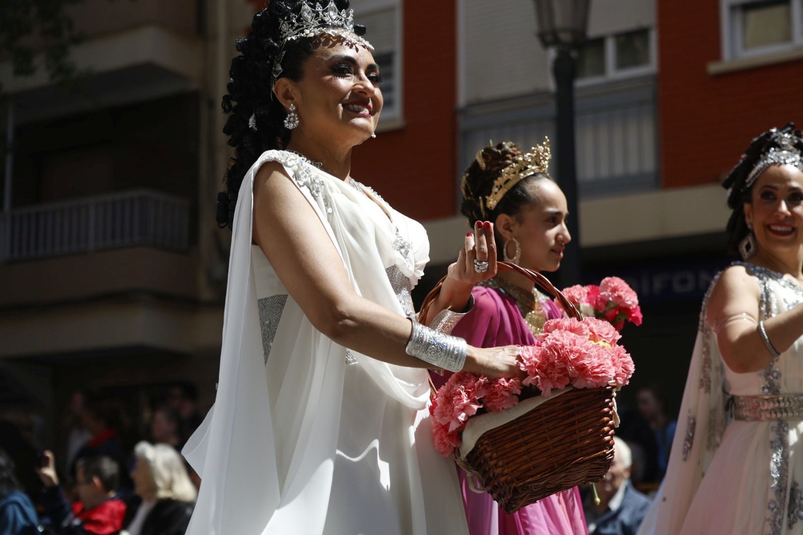 El desfile de Resurrección pinta de color y fiesta el Cabanyal
