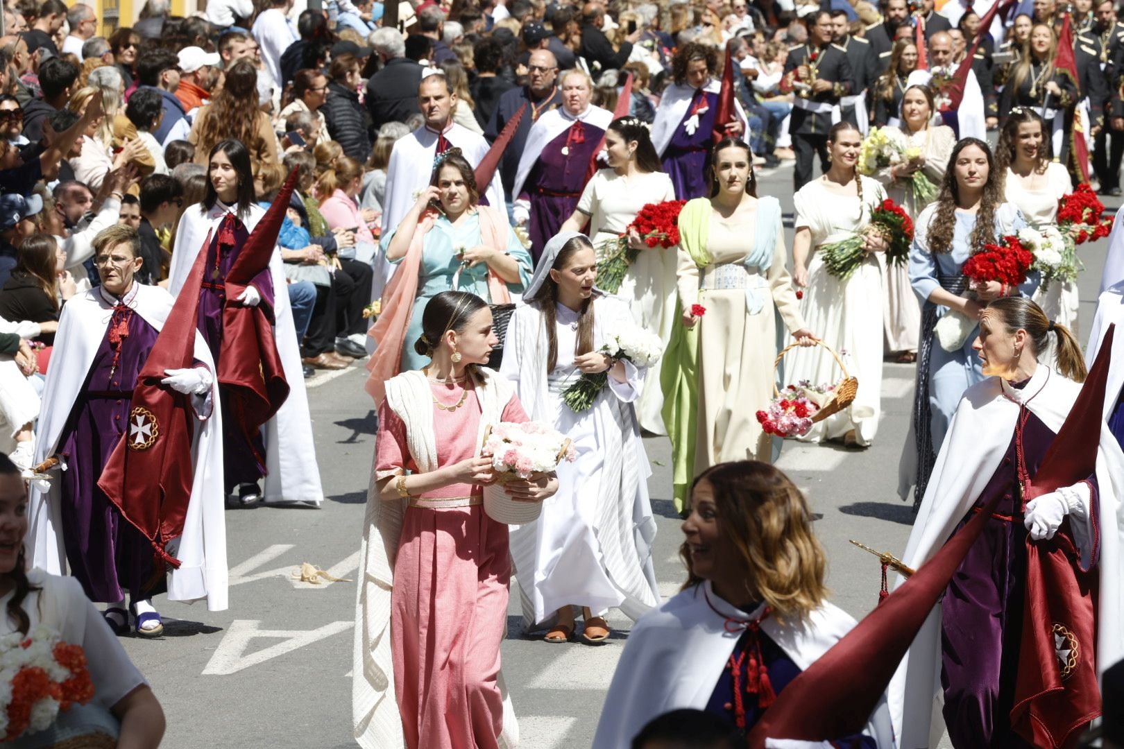 El desfile de Resurrección pinta de color y fiesta el Cabanyal