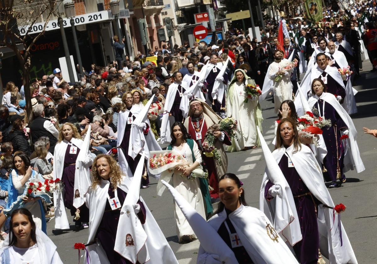 Un momento del Desfile de Resurrección en la calle de la Reina.