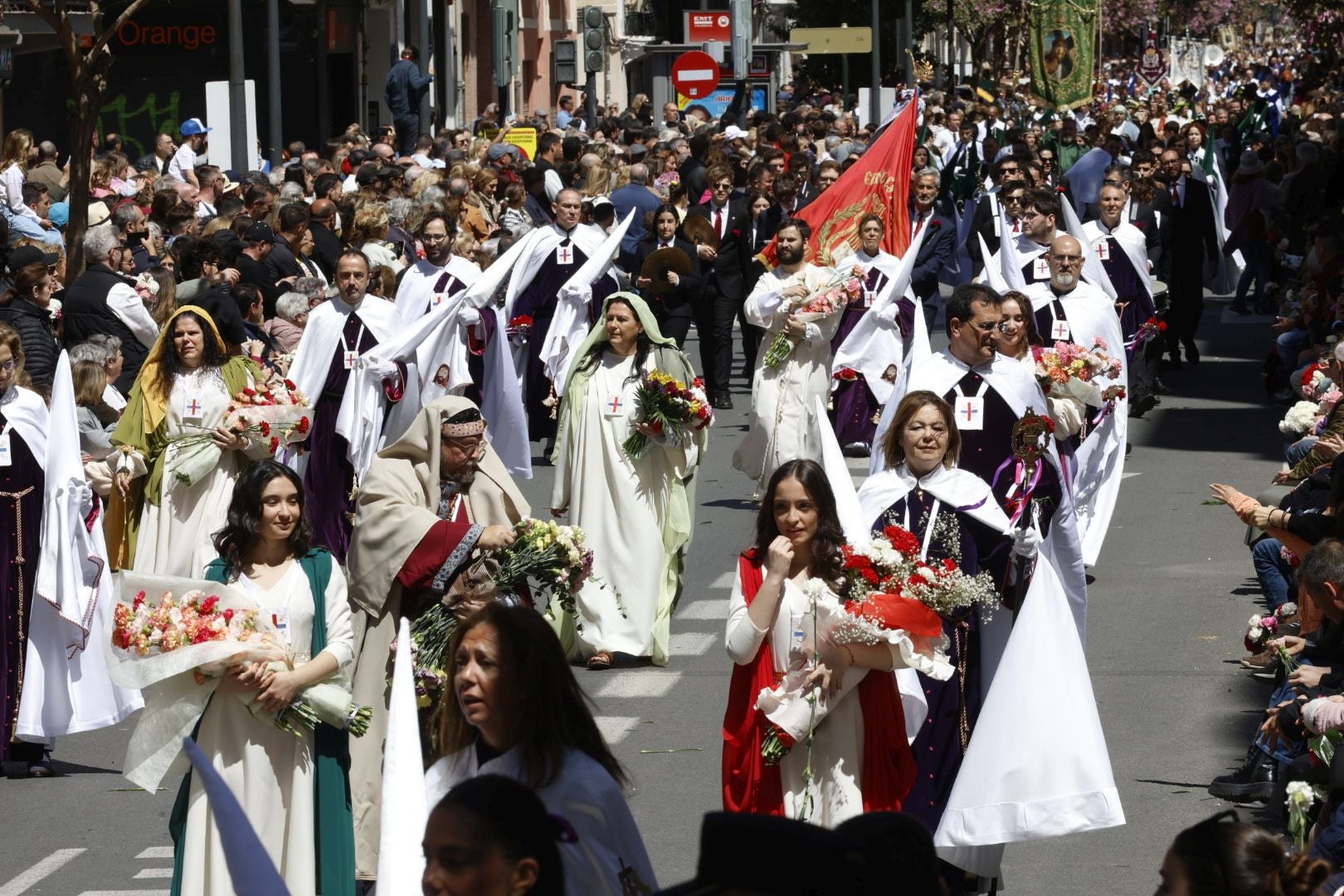 El desfile de Resurrección pinta de color y fiesta el Cabanyal