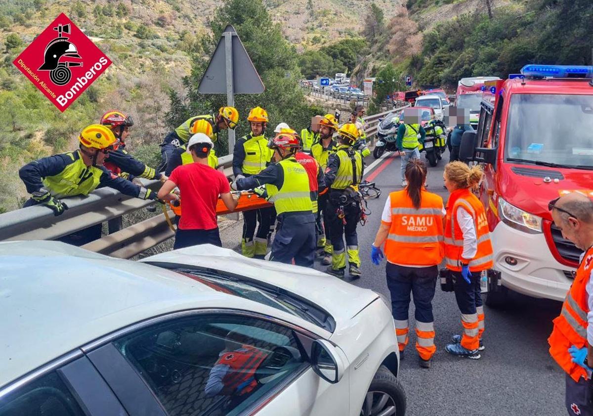 Imagen principal - Detenido el conductor del coche que ha arrollado a un grupo de ciclistas en Calpe: un hombre ha resultado muerto y su hijo de 14 años herido