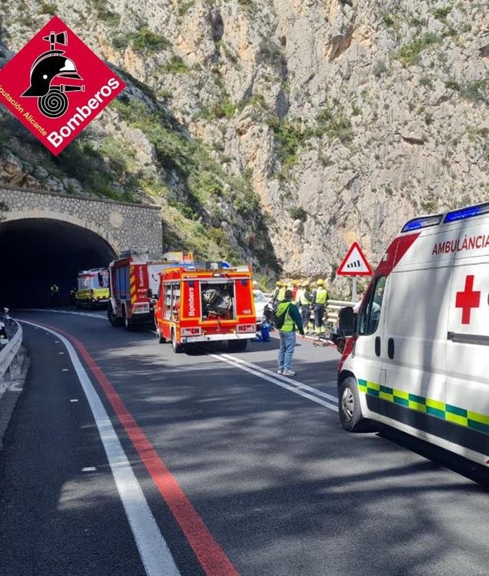 Imagen secundaria 2 - Detenido el conductor del coche que ha arrollado a un grupo de ciclistas en Calpe: un hombre ha resultado muerto y su hijo de 14 años herido
