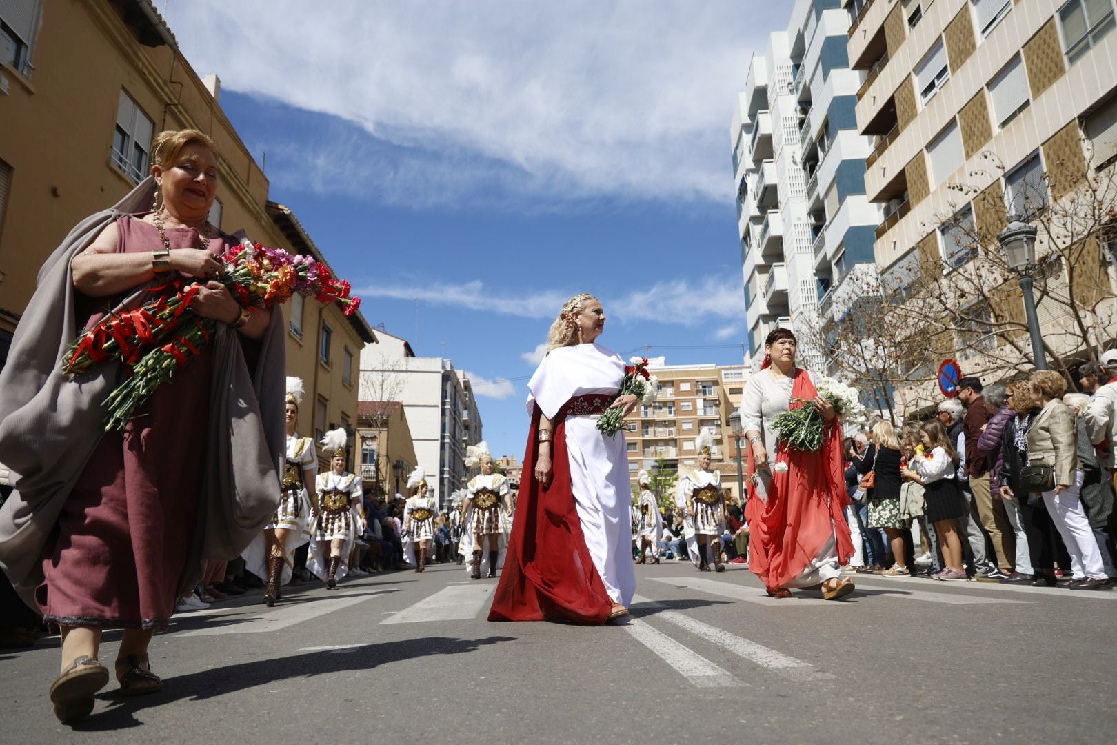 El desfile de Resurrección pinta de color y fiesta el Cabanyal