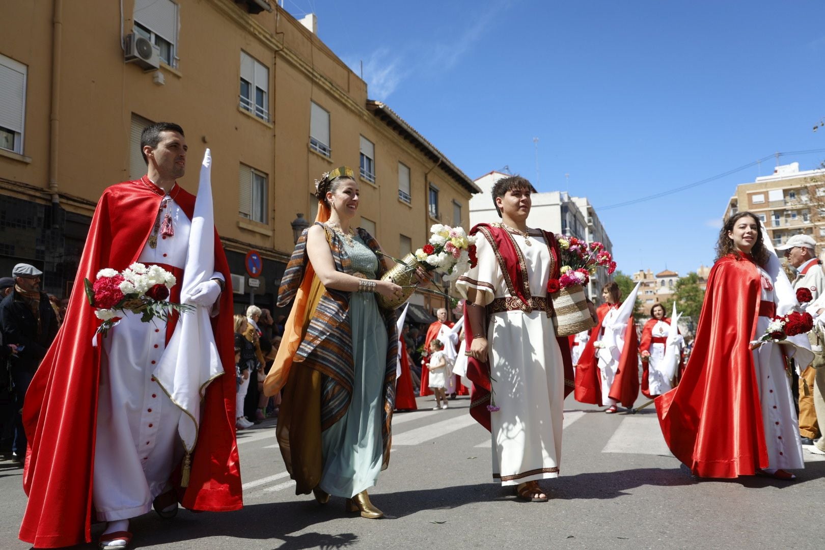 El desfile de Resurrección pinta de color y fiesta el Cabanyal