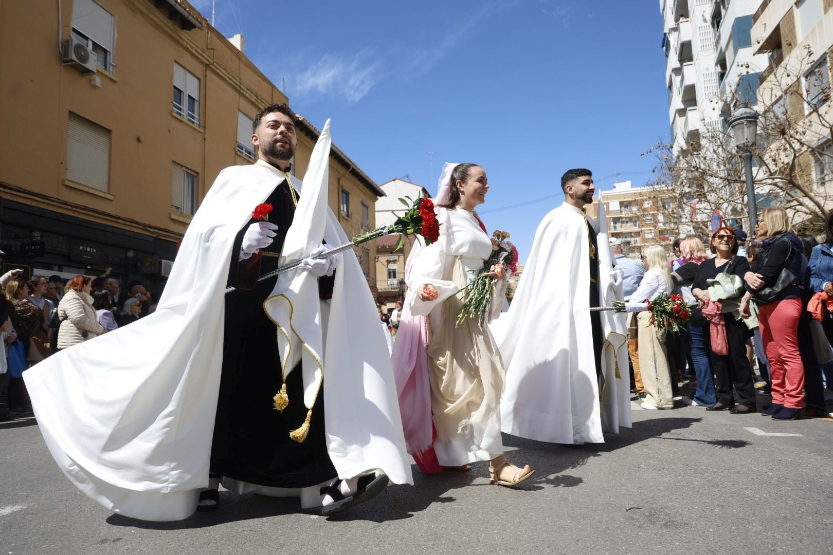El desfile de Resurrección pinta de color y fiesta el Cabanyal