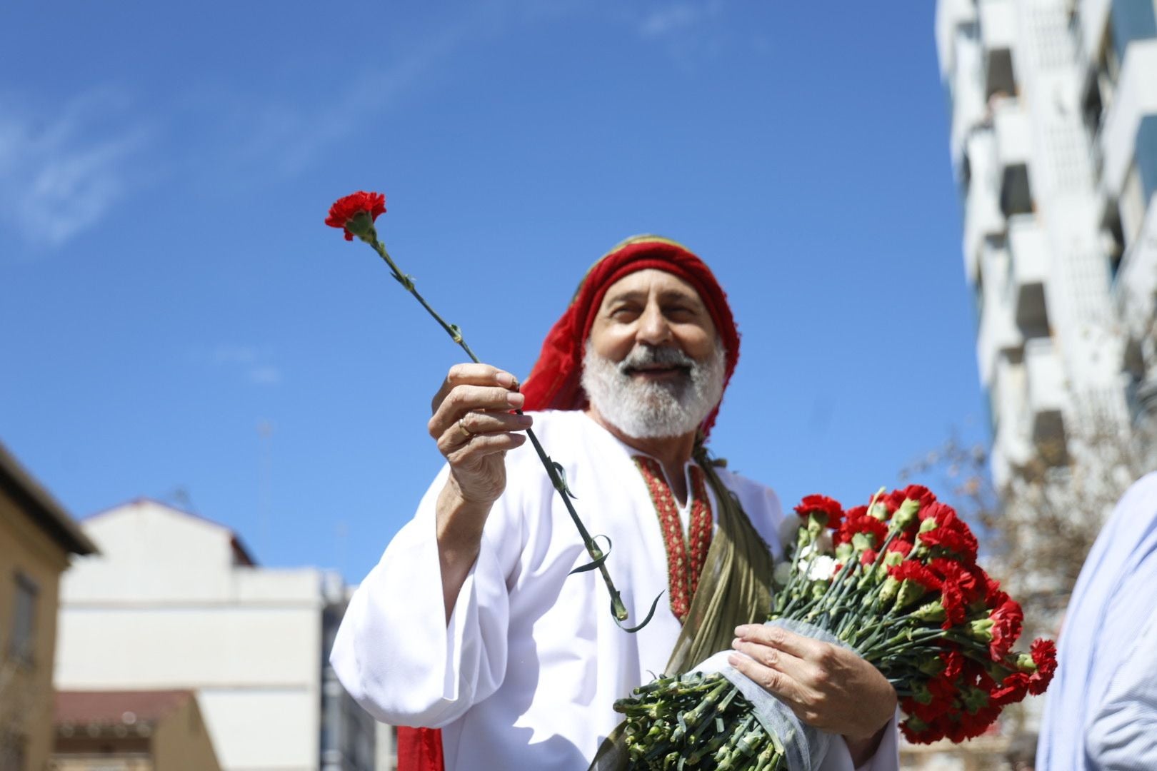 El desfile de Resurrección pinta de color y fiesta el Cabanyal