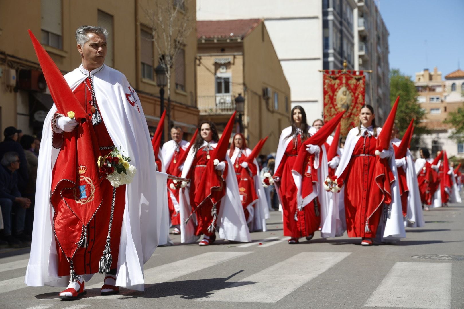 El desfile de Resurrección pinta de color y fiesta el Cabanyal