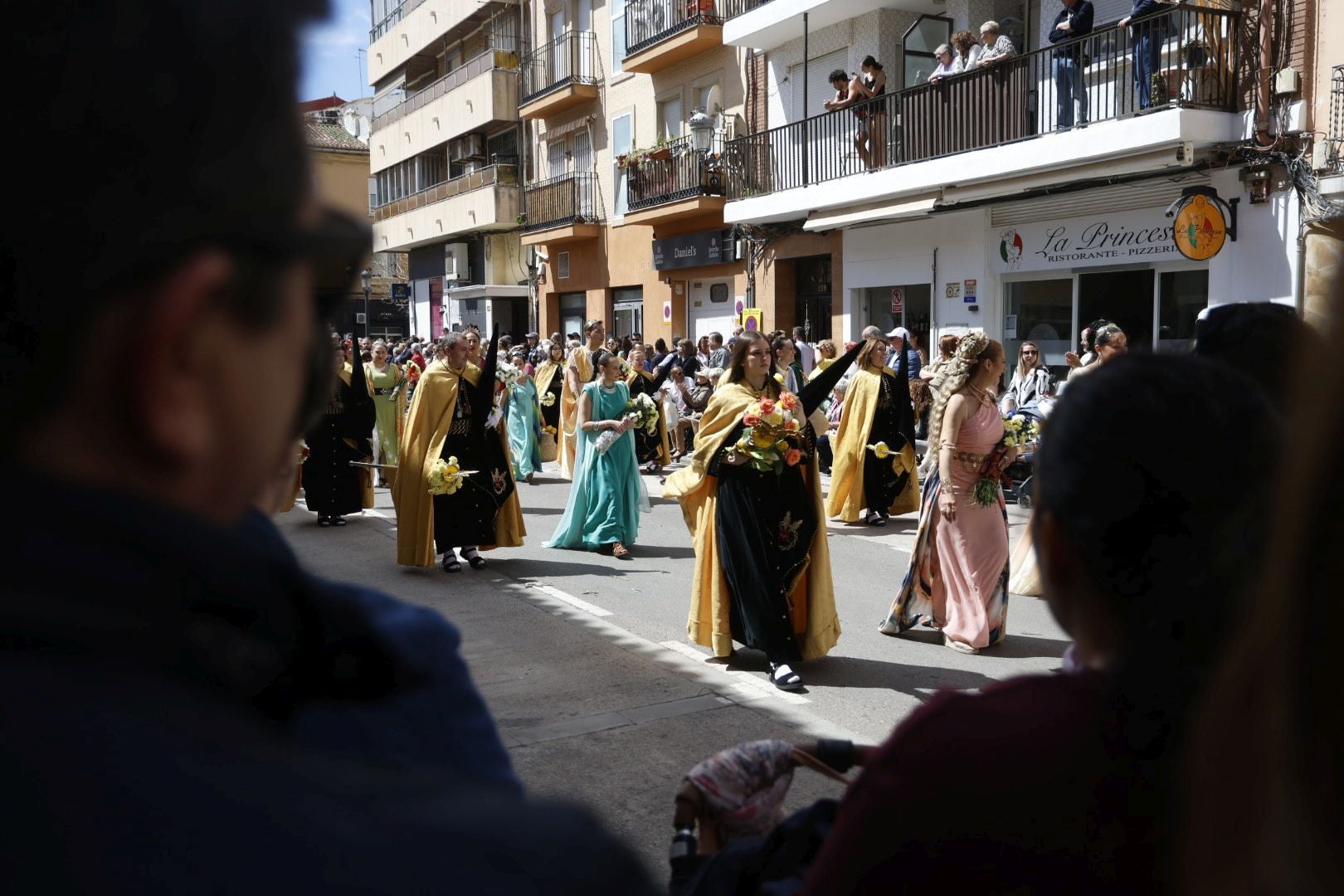 El desfile de Resurrección pinta de color y fiesta el Cabanyal