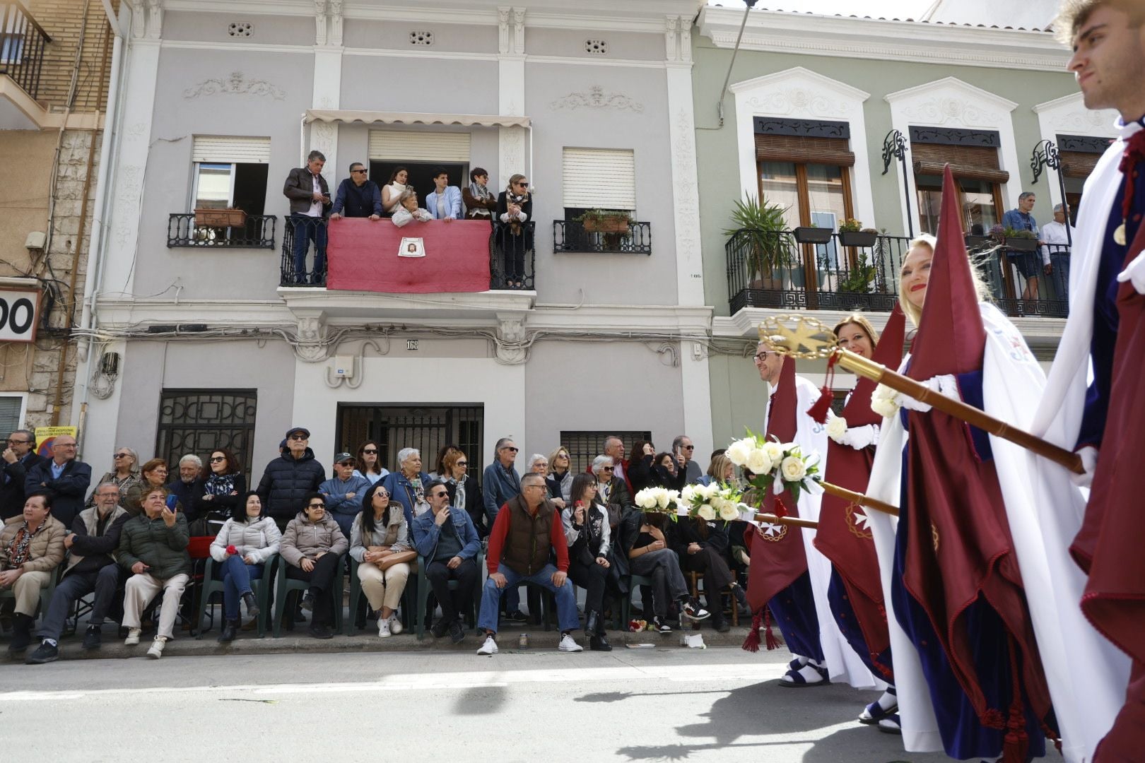 El desfile de Resurrección pinta de color y fiesta el Cabanyal