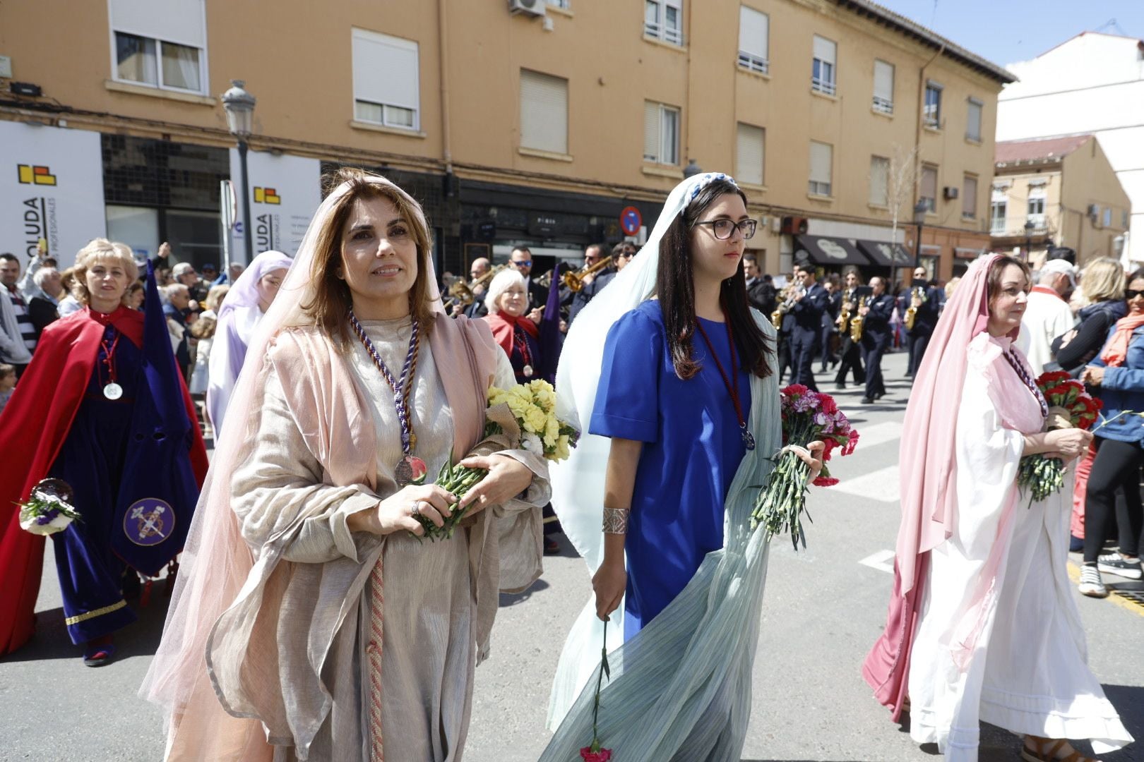 El desfile de Resurrección pinta de color y fiesta el Cabanyal