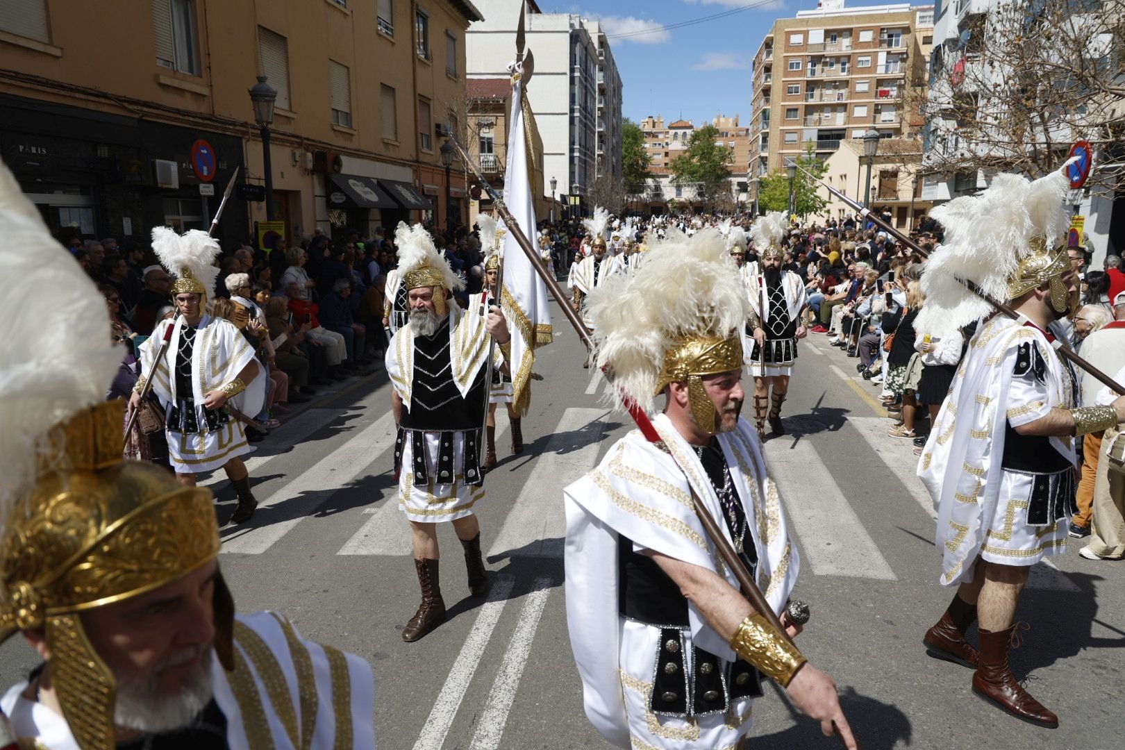 El desfile de Resurrección pinta de color y fiesta el Cabanyal