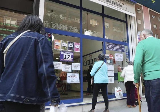 Varios jugadores hacen cola en una administración.