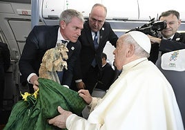 Entrega de la imagen a Su Santidad.