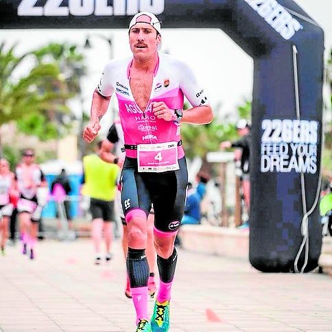 Emilio Aguayo corriendo durante una competición.