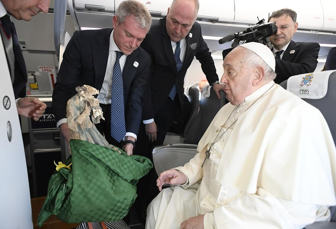 El Papa recibe un angel embarrado recuperado de una parroquia de Picanya tras el desastre de la dana, en diciembre de 2024.