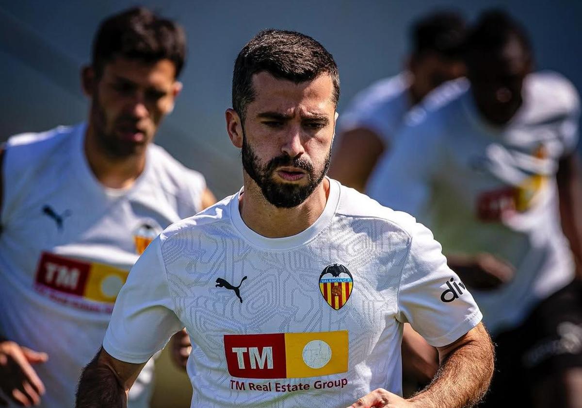 José Luis Gayà, durante el entrenamiento de este lunes en la Ciudad Deportiva de Paterna.