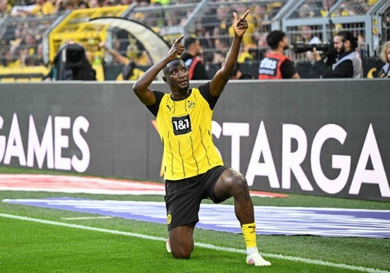 Guirassy celebra un gol con el Borussia Dortmund.