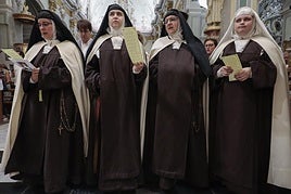 Las hermanas, en el acto de bienvenida a su llegada a Bocairente, antes de la clausura.