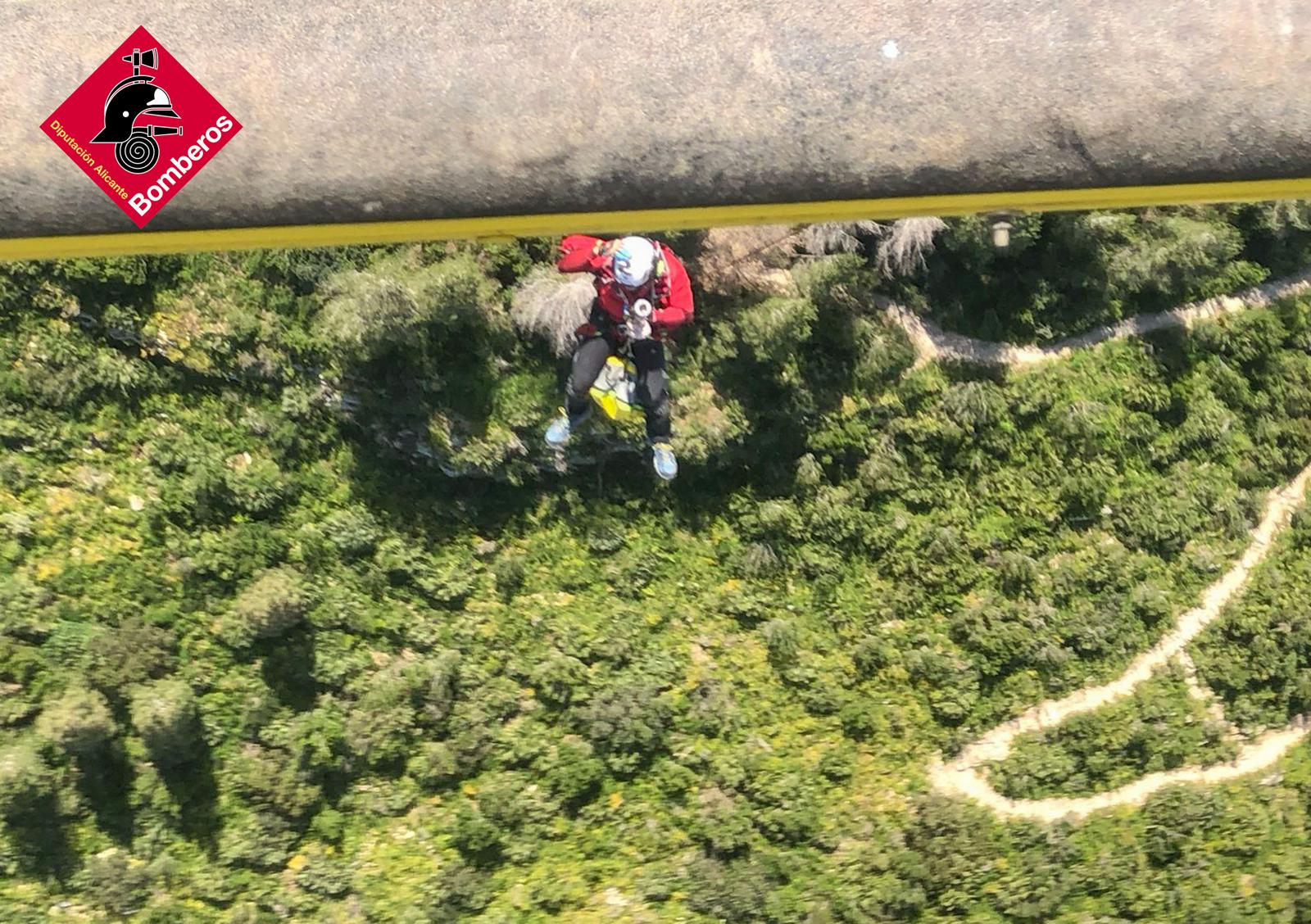 Momento del rescate de la senderista por el GER.
