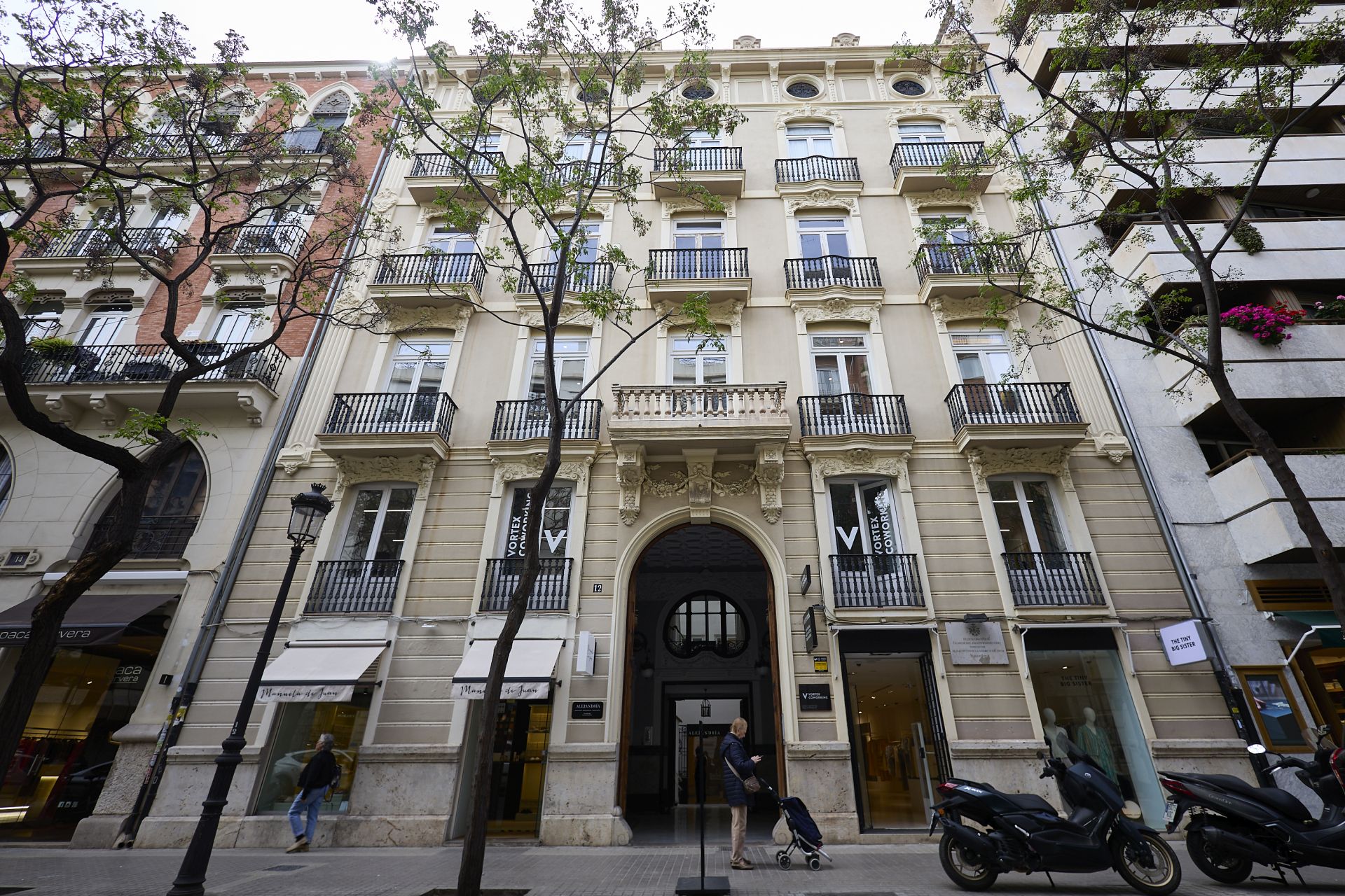 Las ménsulas de los balcones del número 12 de la calle Sorní están ricamente ornamentadas.