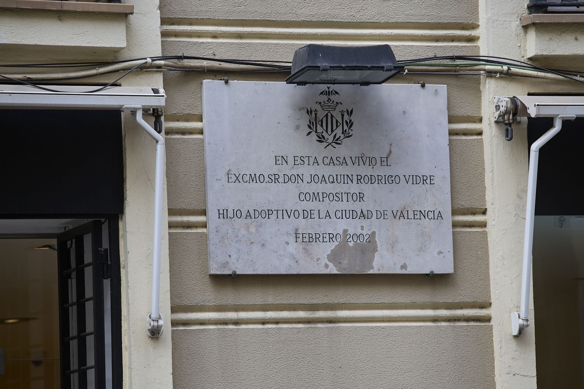 En este mismo número, el 12, vivió el compositor Joaquín Rodrigo y una placa recuerda el hecho.
