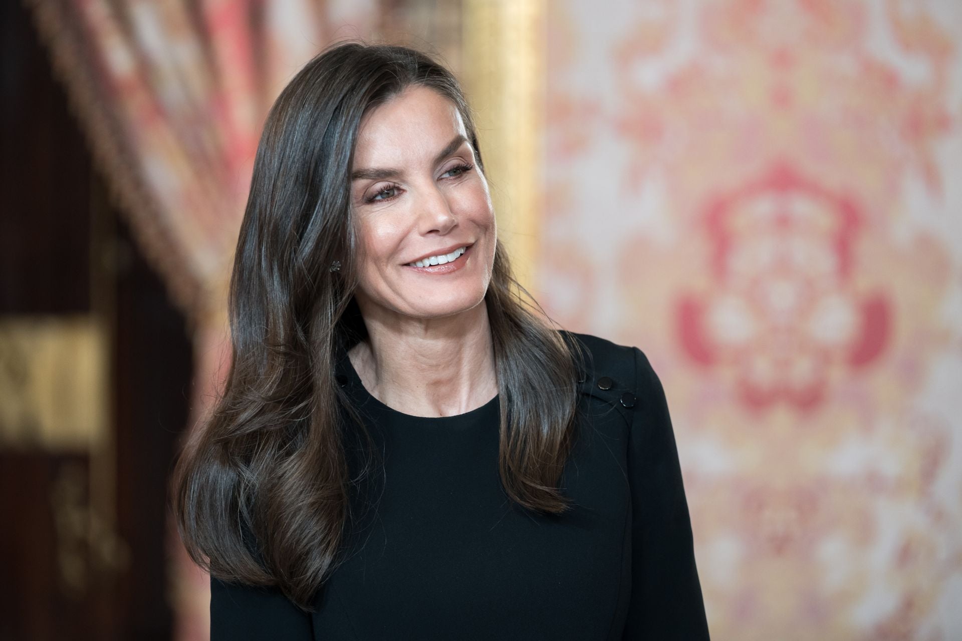 Letizia, de luto riguroso por la muerte del Papa en el almuerzo por el Premio &#039;Miguel de Cervantes&#039;