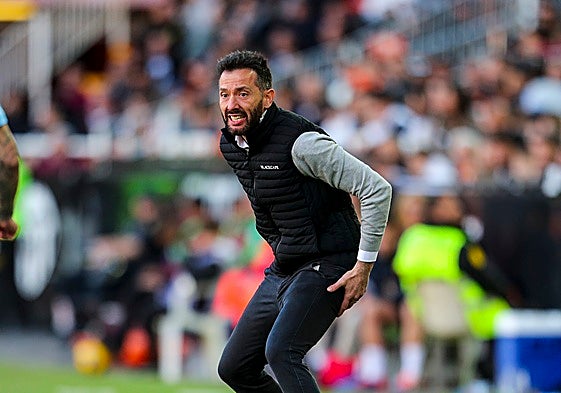 Carlos Corberán, durante un partido en Mestalla esta temporada.