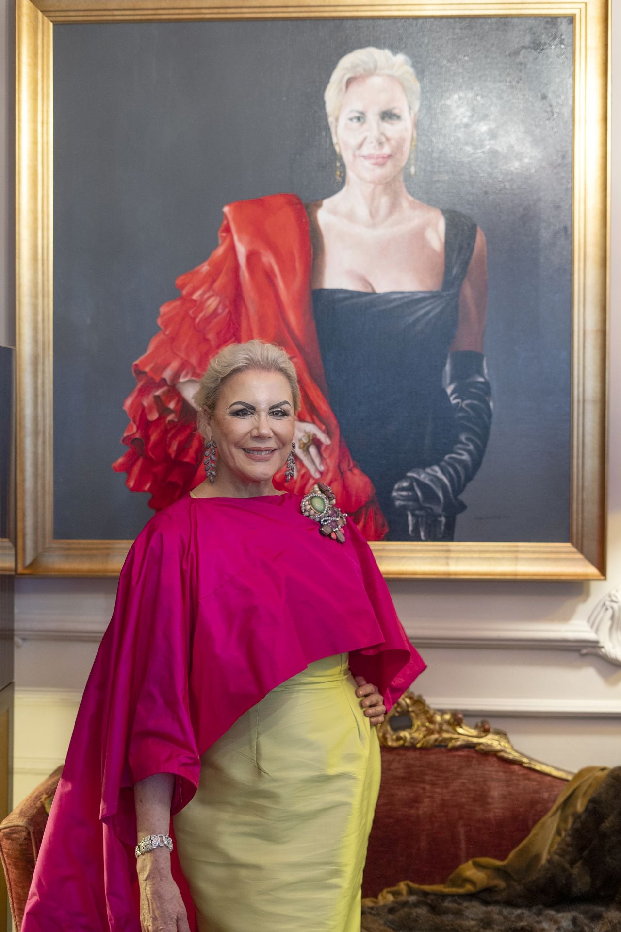 Laura Fitera, junto al retrato de Enrique Senís.