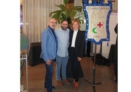 Llabata, Waliño y Salvador junto al nuevo estandarte de la Junta Coordinadora de Moros y Cristianos de Paiporta.